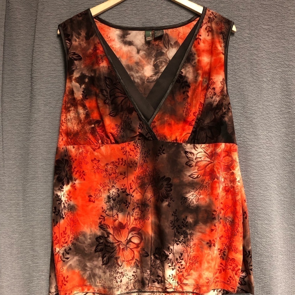 Sera nade New York woman 2X tank top V-neck with brown neckline